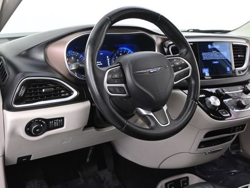 Used 2017 Chrysler Pacifica Touring-L Plus FWD image 11