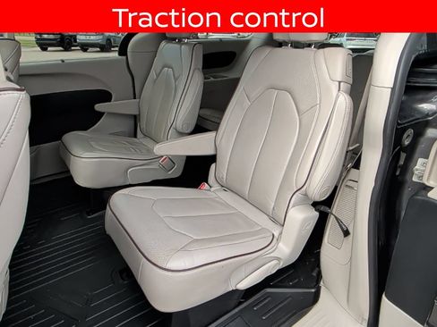 Used 2020 Chrysler Pacifica Limited w/ Tire & Wheel Group FWD image 31