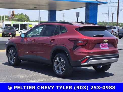 Used 2025 Chevrolet Trax LT w/ Driver Confidence Package FWD image 4