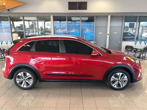 Used 2022 Kia Niro EX image 3