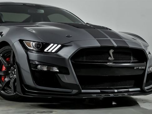 Used 2021 Ford Mustang Shelby GT500 w/ Carbon Fiber Track Pack RWD image 3