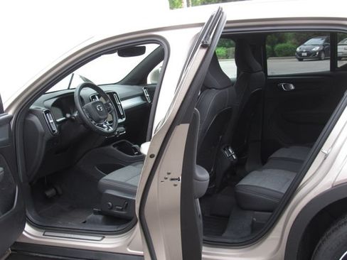 Used 2024 Volvo XC40 B5 Core AWD/4WD image 13