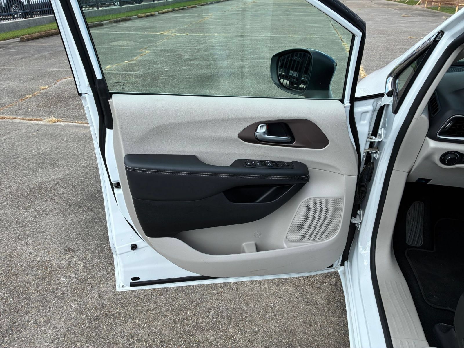 Used 2024 Chrysler Voyager LX FWD image 18