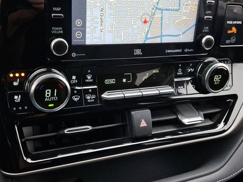 Used 2020 Toyota Highlander Limited image 17