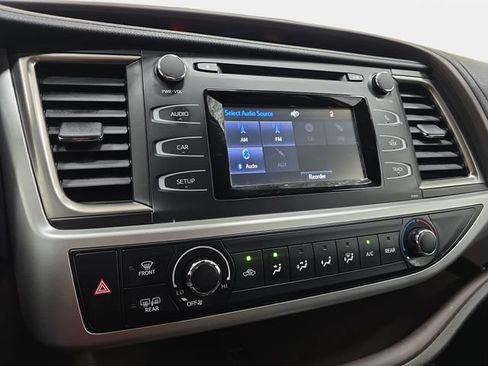 Used 2019 Toyota Highlander LE AWD/4WD image 19