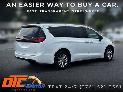 Used 2023 Chrysler Pacifica Touring-L AWD/4WD image 5