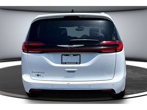 Used 2024 Chrysler Pacifica Touring-L FWD image 6