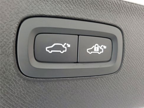 Certified 2025 Volvo XC90 T8 Plus w/ Protection Package Premier AWD/4WD image 10