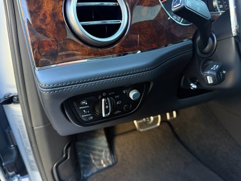 Used 2018 Bentley Bentayga image 9