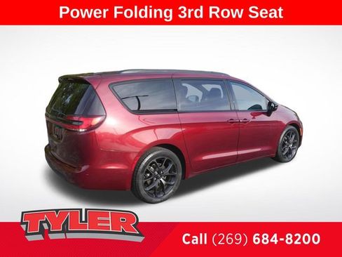 Used 2023 Chrysler Pacifica Limited w/ Uconnect Theater Family Group FWD image 8