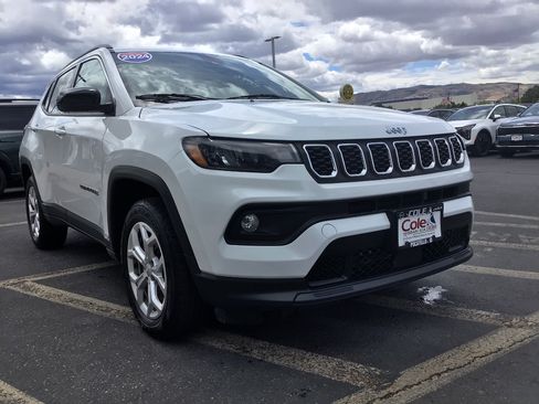 Used 2024 Jeep Compass Latitude AWD/4WD image 1