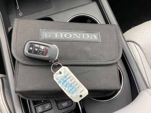 Used 2025 Honda Pilot Elite image 24