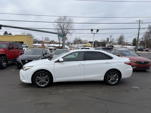 Used 2016 Toyota Camry SE image 5