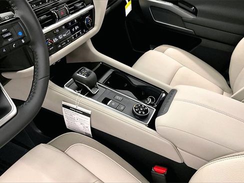 New 2025 Nissan Pathfinder SL image 8