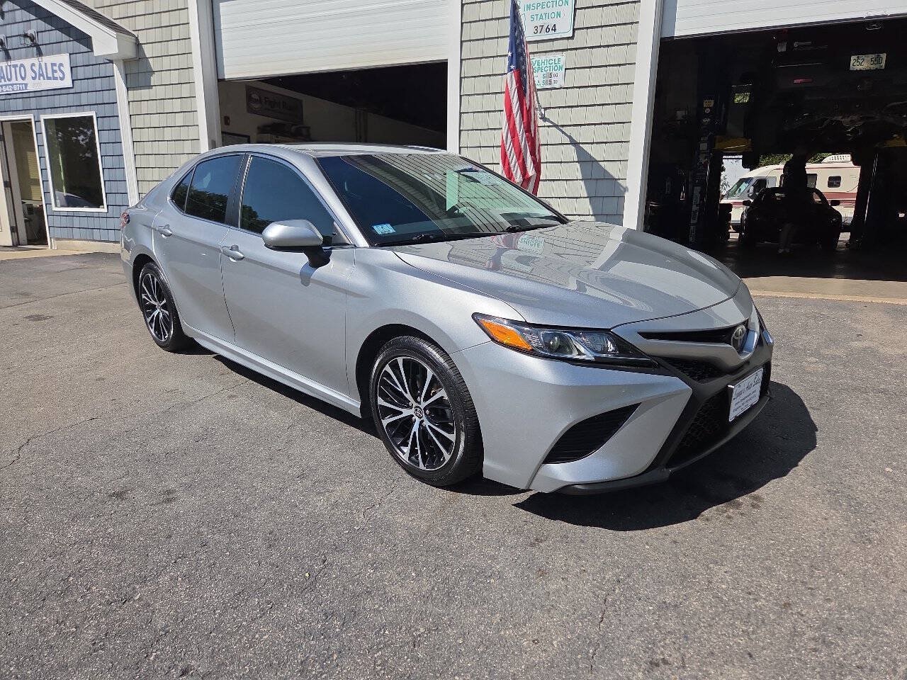 Used 2020 Toyota Camry SE FWD image 2
