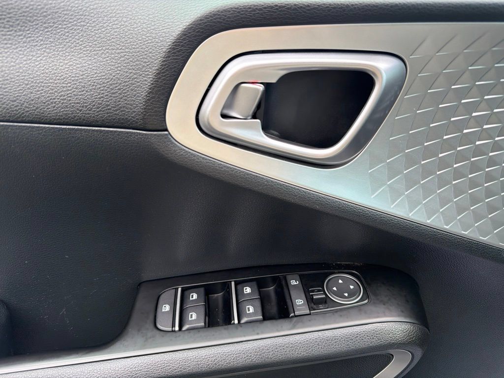 Used 2023 Kia Soul LX FWD image 17