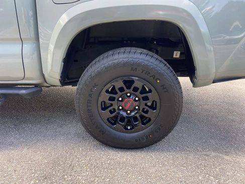 Used 2022 Toyota Tacoma TRD Sport w/ Technology Package RWD image 10