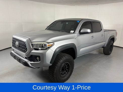 Used 2018 Toyota Tacoma TRD Off-Road w/ Technology Package AWD/4WD image 5