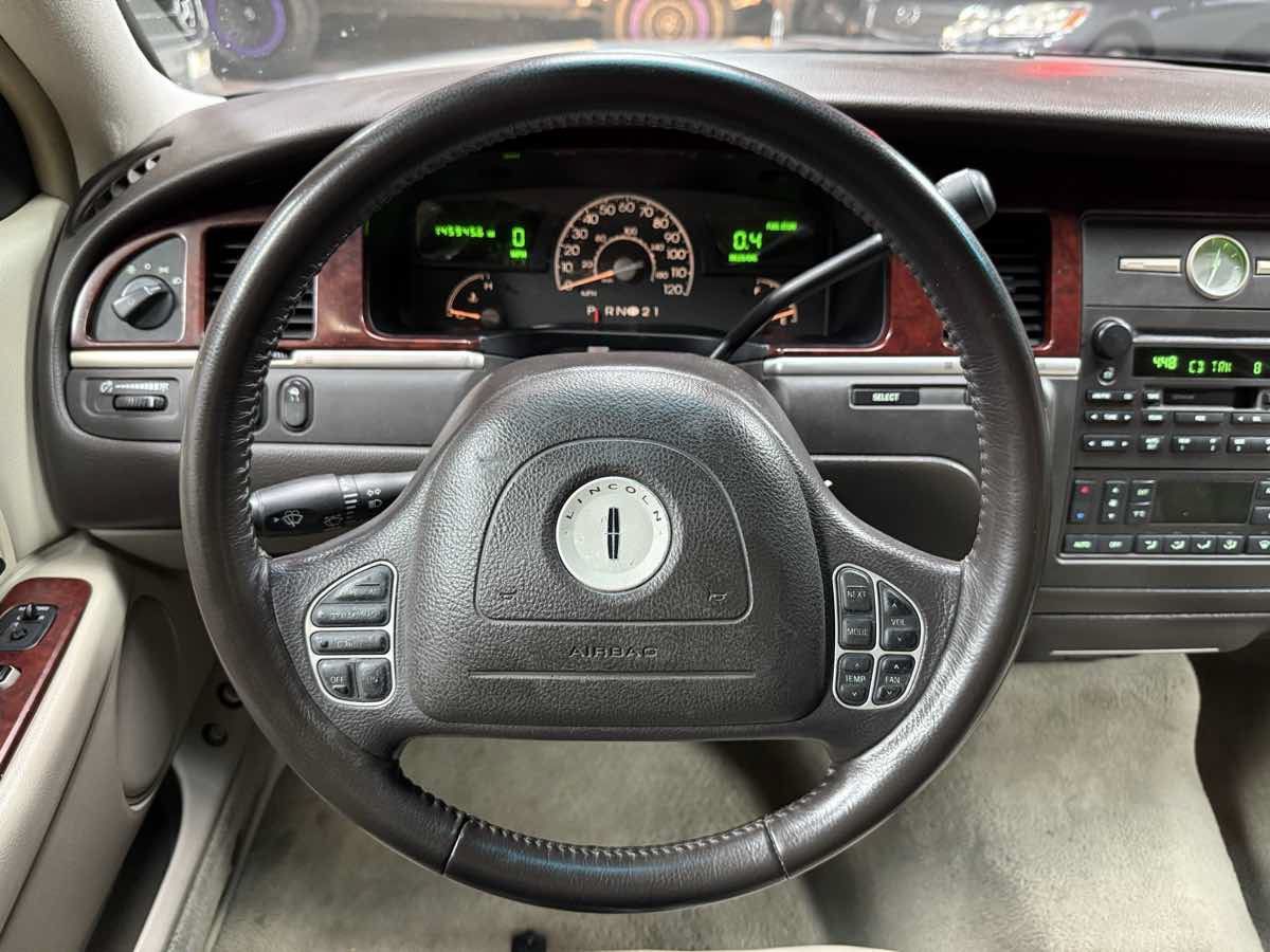 Used 2003 Lincoln Town Car Executive RWD image 12