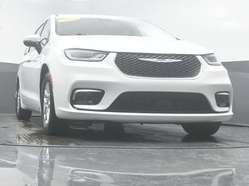 Used 2023 Chrysler Pacifica Touring-L FWD image 3
