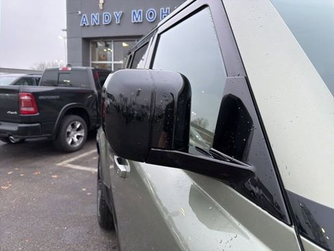 Used 2025 Land Rover Defender 110 X-Dynamic SE image 4