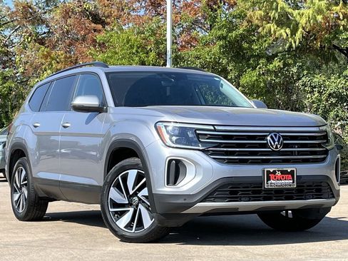Used 2024 Volkswagen Atlas SE FWD image 2