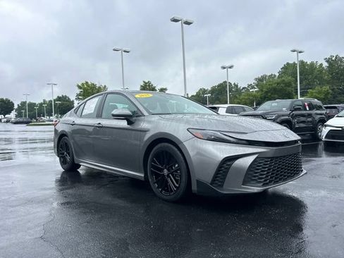 Used 2025 Toyota Camry SE FWD image 4