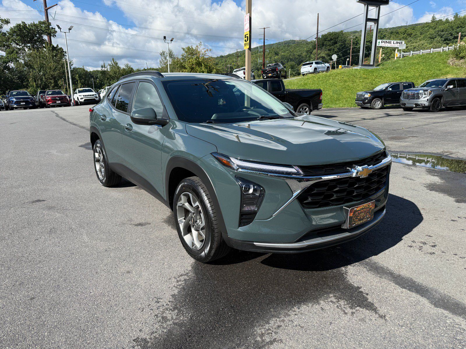 Used 2025 Chevrolet Trax LT FWD image 7