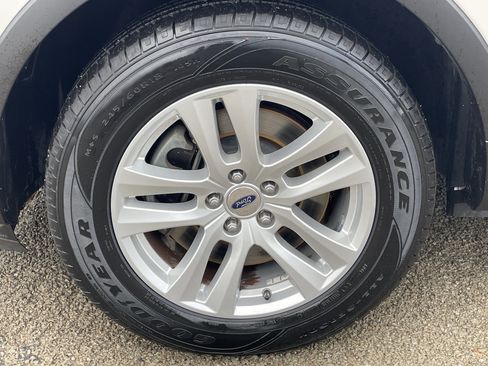 Used 2018 Ford Explorer XLT w/ Equipment Group 202A AWD/4WD image 35