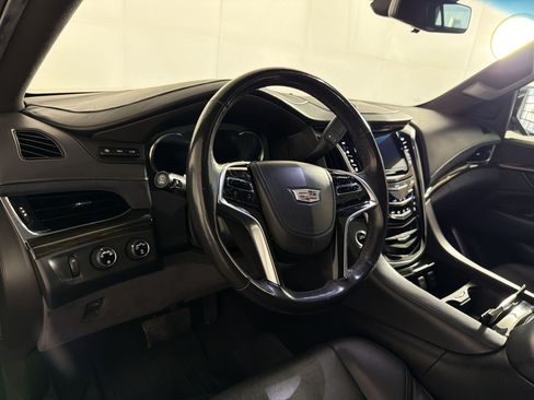 Used 2019 Cadillac Escalade Platinum AWD/4WD image 4