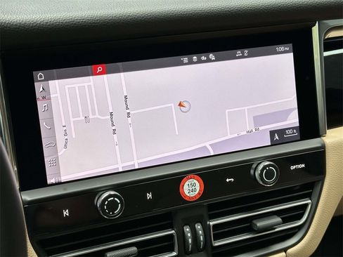 Used 2025 Porsche Macan image 24