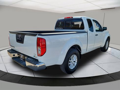 Used 2017 Nissan Frontier SV image 5