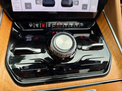 Used 2022 Jeep Grand Wagoneer Series III w/ Rear Seat Video Group 1 AWD/4WD image 18