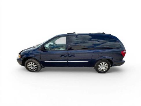 Used 2005 Chrysler Town & Country Touring FWD image 2