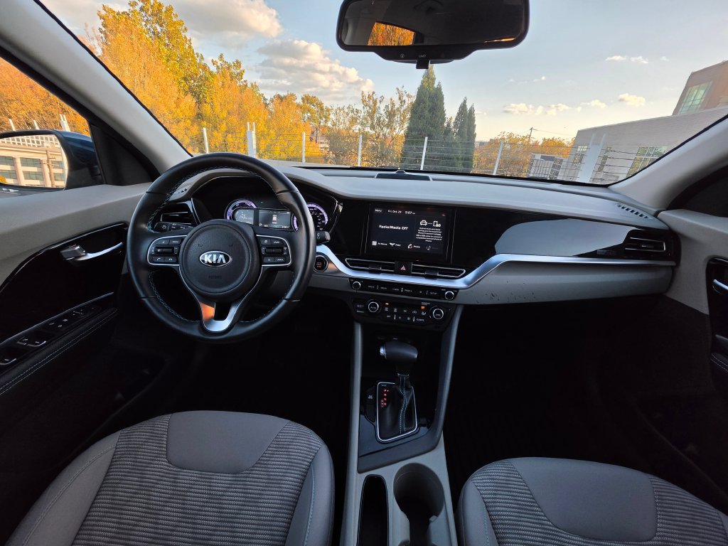 Used 2020 Kia Niro LXS FWD image 14