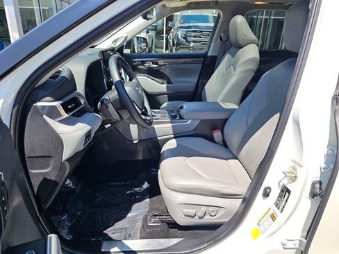 Used 2020 Toyota Highlander Platinum AWD/4WD image 25