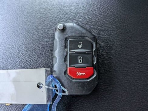 Used 2021 Jeep Wrangler Unlimited Sahara AWD/4WD image 31