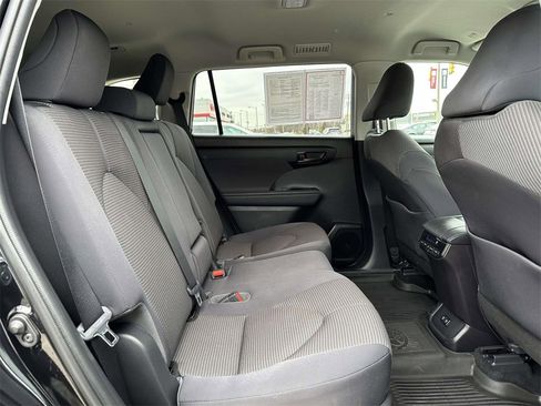 Certified 2021 Toyota Highlander LE image 14