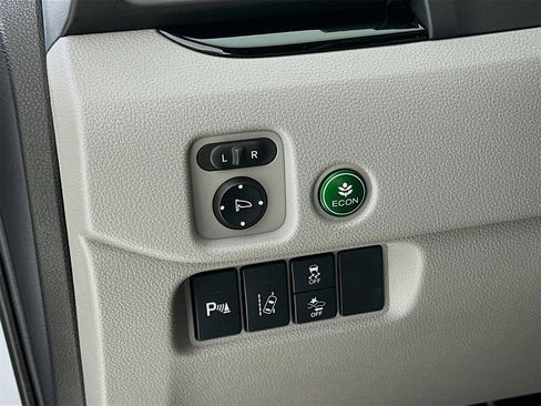 Used 2017 Honda Pilot Touring image 11