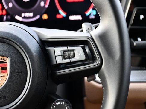 Used 2025 Porsche Cayenne image 23