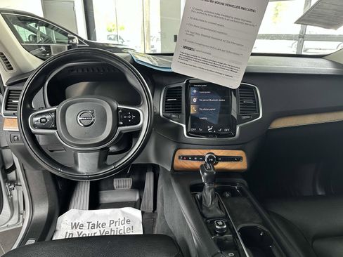 Certified 2022 Volvo XC90 T6 Momentum image 24