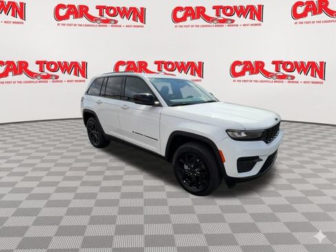 Used 2025 Jeep Grand Cherokee Altitude AWD/4WD image 2