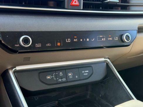 Used 2025 Kia Carnival EX image 16