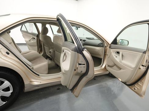 Used 2010 Toyota Camry LE FWD image 22