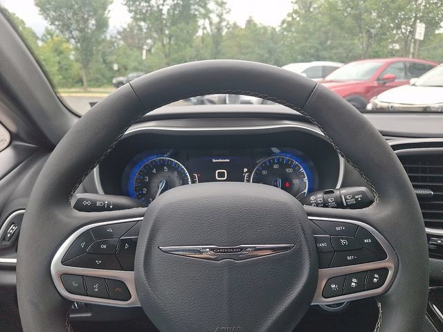 Used 2025 Chrysler Pacifica Select FWD image 18
