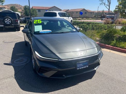 Certified 2025 Hyundai Elantra SE FWD image 2