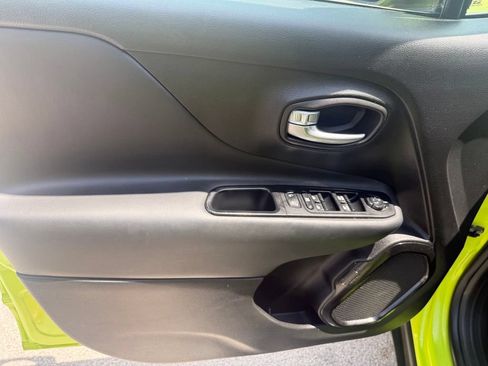 Used 2017 Jeep Renegade Altitude FWD image 9