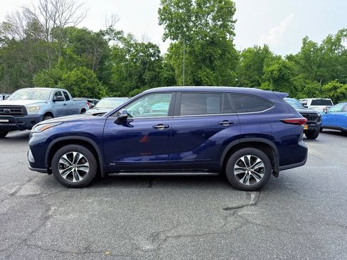 Used 2025 Toyota Highlander XLE AWD/4WD image 2