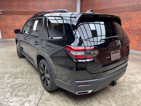 Used 2025 Honda Pilot Black Edition image 2