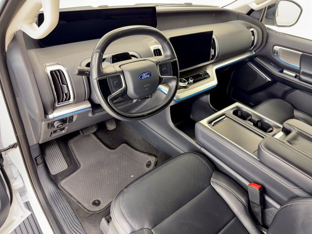 Certified 2025 Ford Expedition Max Platinum AWD/4WD image 4